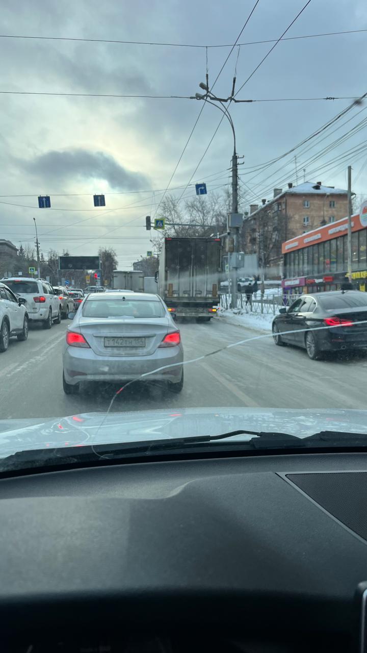 Фото Фура казаха порвала провода троллейбусов и создала пробку на Красном проспекте Новосибирска 2
